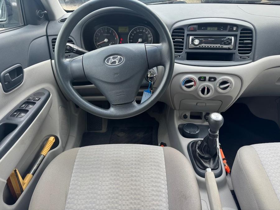Hyundai Accent — Interior / bord